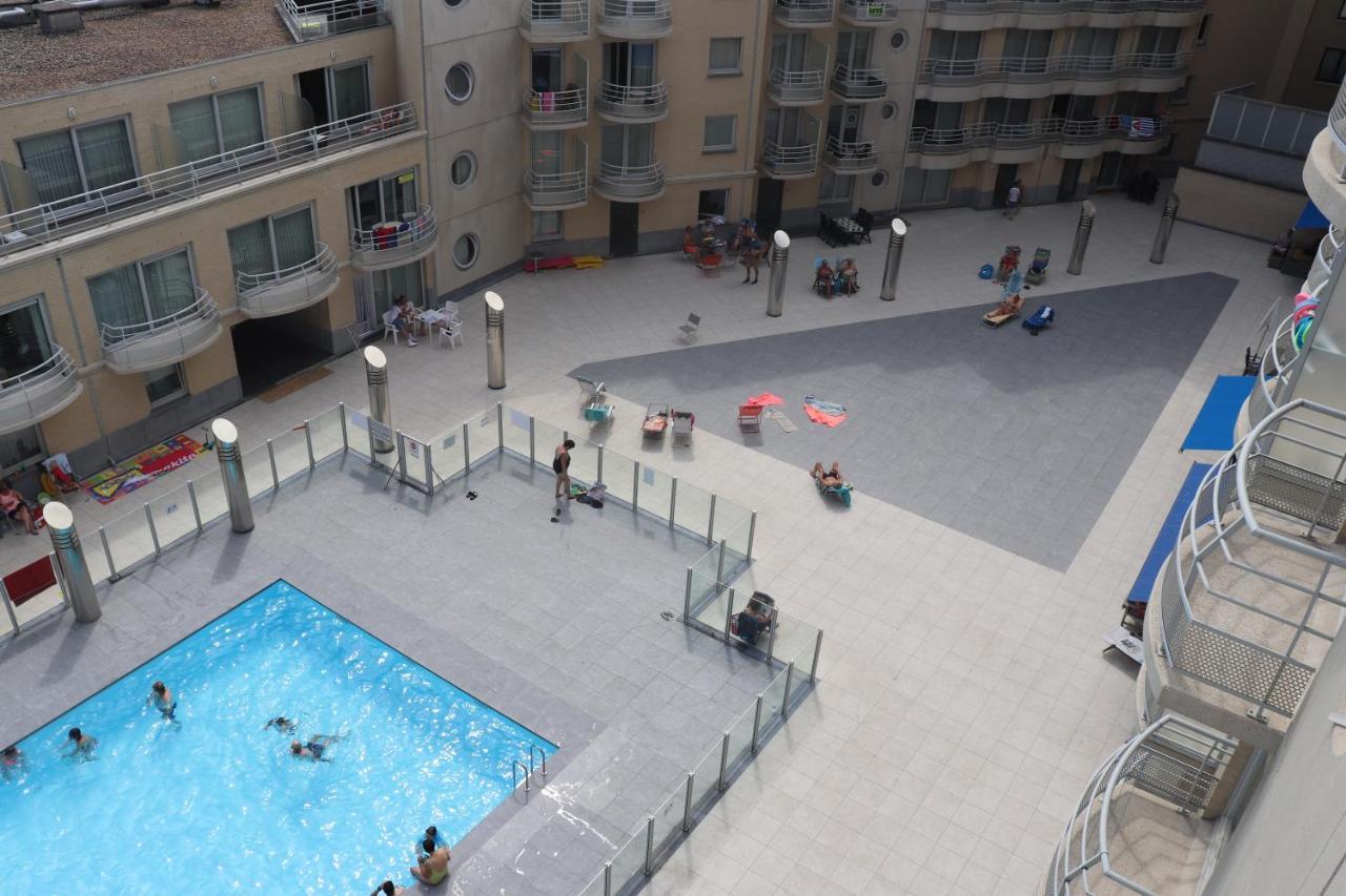 Appartement Met Zeezicht En Verwarmd Zwembad Oostende Bagian luar foto
