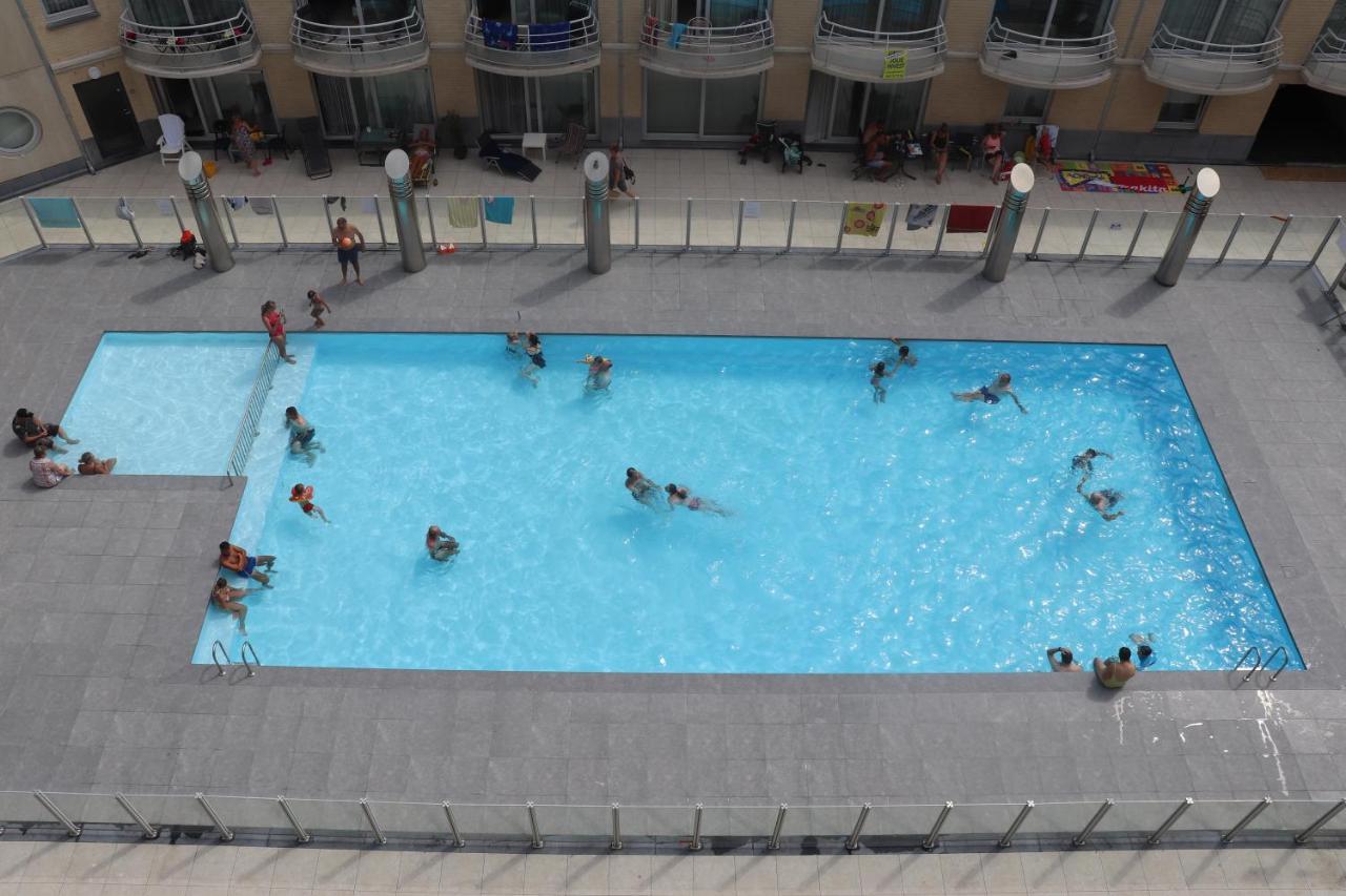 Appartement Met Zeezicht En Verwarmd Zwembad Oostende Bagian luar foto