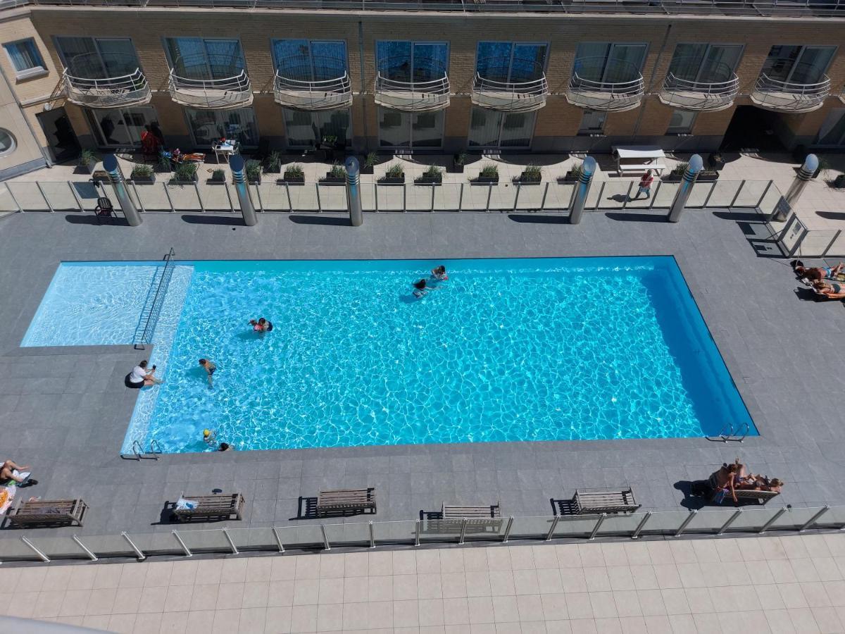 Appartement Met Zeezicht En Verwarmd Zwembad Oostende Bagian luar foto