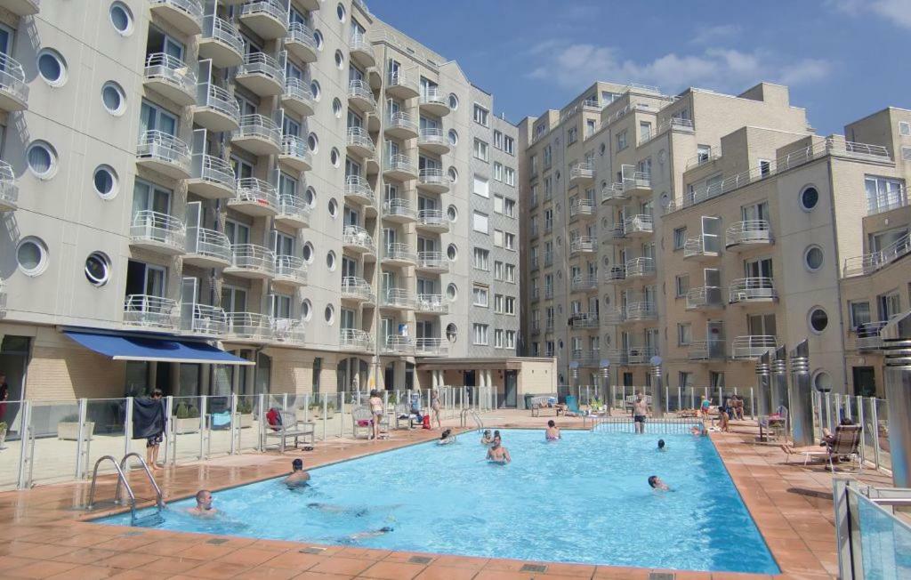 Appartement Met Zeezicht En Verwarmd Zwembad Oostende Bagian luar foto